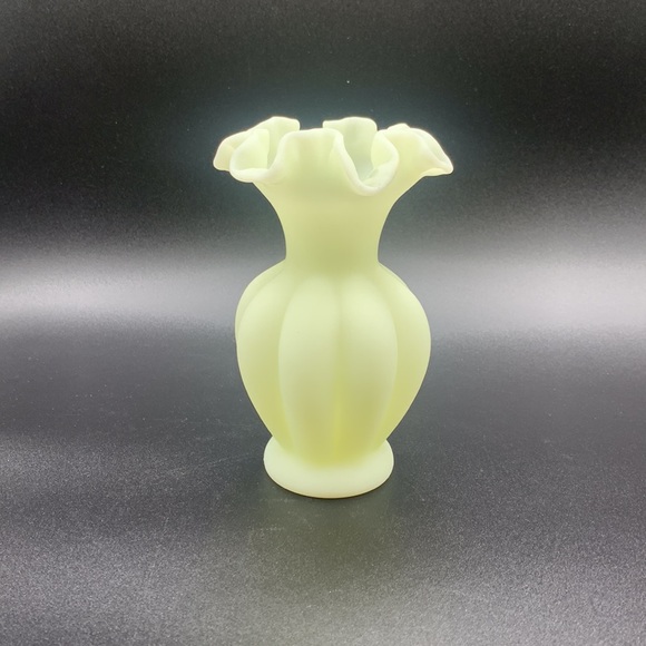 Vintage Fenton Custard Glass Vase Ruffled Uranium - Picture 3 of 7